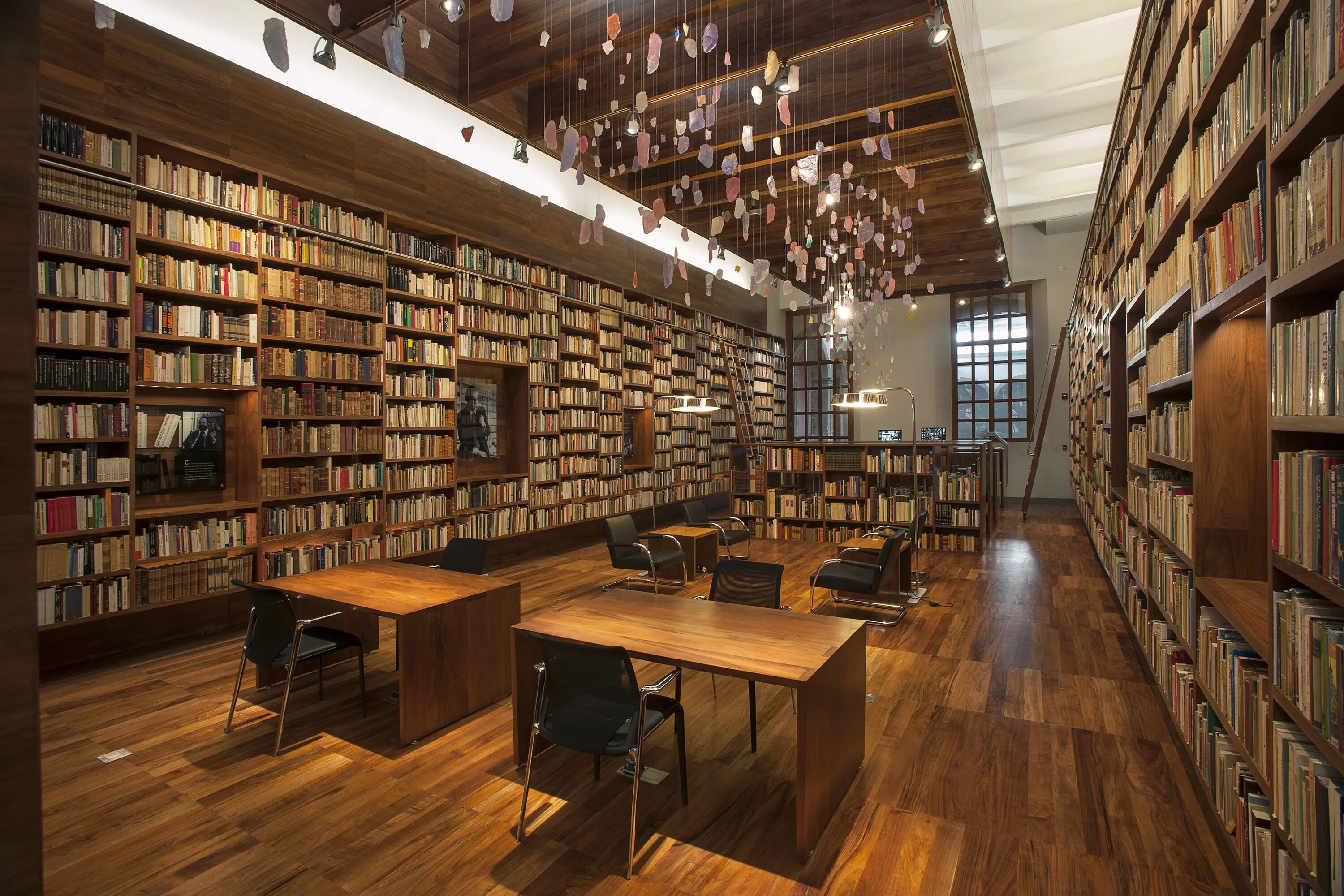 Интерьер библиотеки графических историй в каком стиле. Библиотека в английском стиле. Интерьер библиотеки. Гостиная с книжным шкафом. Домашняя библиотека интерьер.