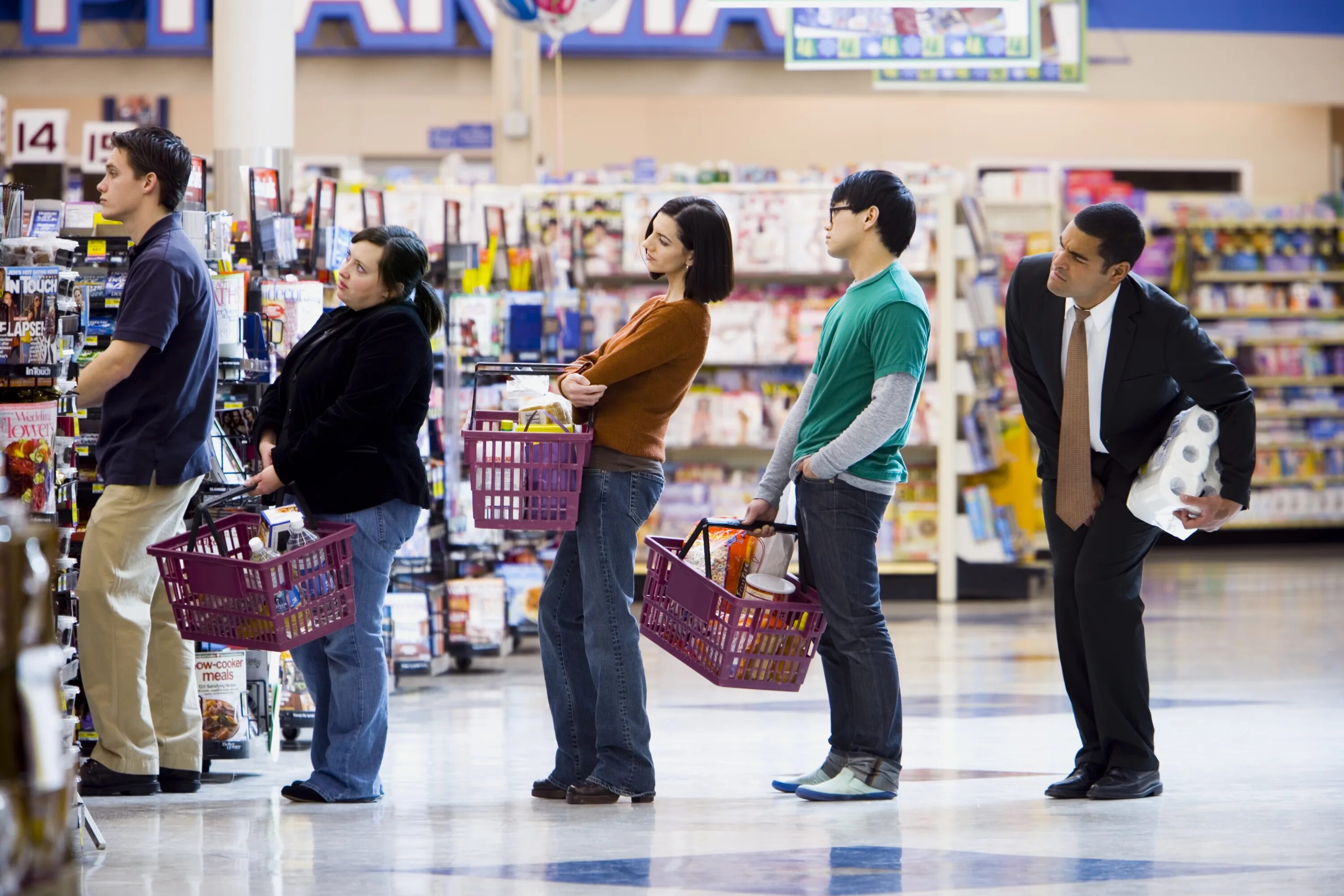 People shop store. Люди в супермаркете. Очередь в супермаркете. Очередь на кассе в супермаркете. Очередь в магазине.