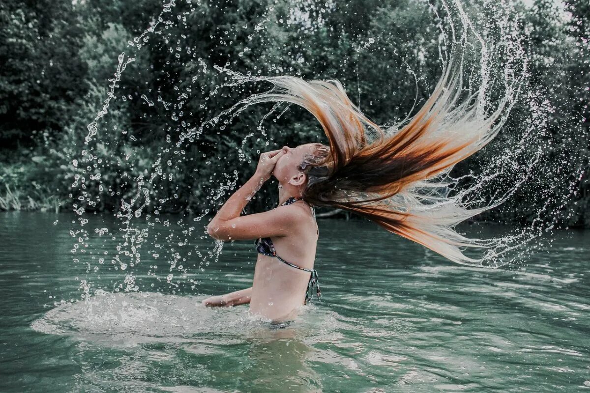 В волосах есть вода. Длинные волосы в воде. Волосы из воды. Девушка волосы вода.