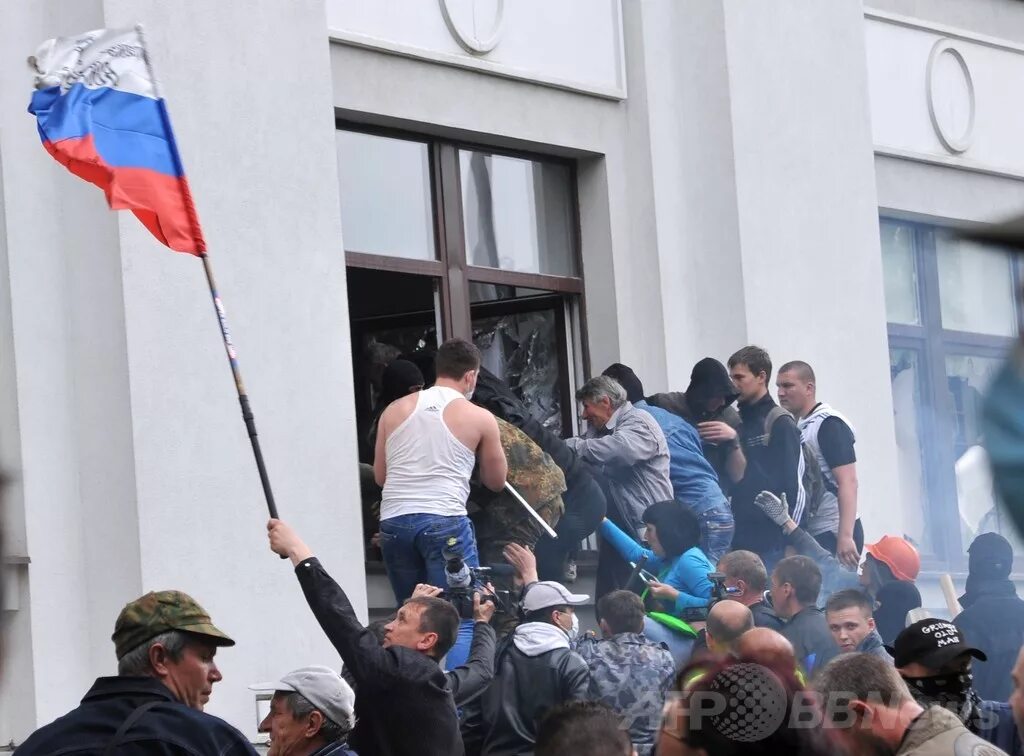 1 июня 2014 г. Харьков русский флаг 2014 ОГА. Захват административных зданий в Харькове. Донбасс захват здания администрации. Захват административных зданий в Донецке.