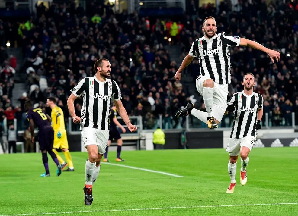 Когда играет ювентус. Higuain dybala. ювентус игра. &quot;игуаин против манчестер сити&quot;. состав ювентуса нападающий 2016 год.