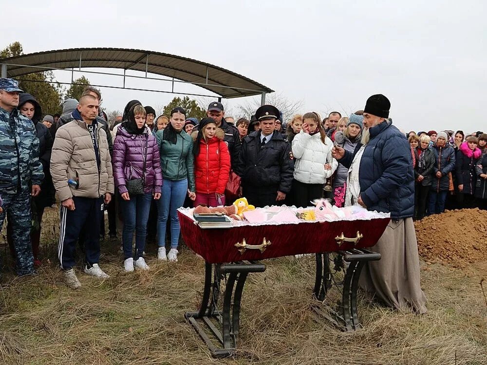 Похороны летней девочки. Убийство похороны на кладбище. Настя муравьева похороны тело. Похороны девочек в киселевске. Похороны летней девочки.