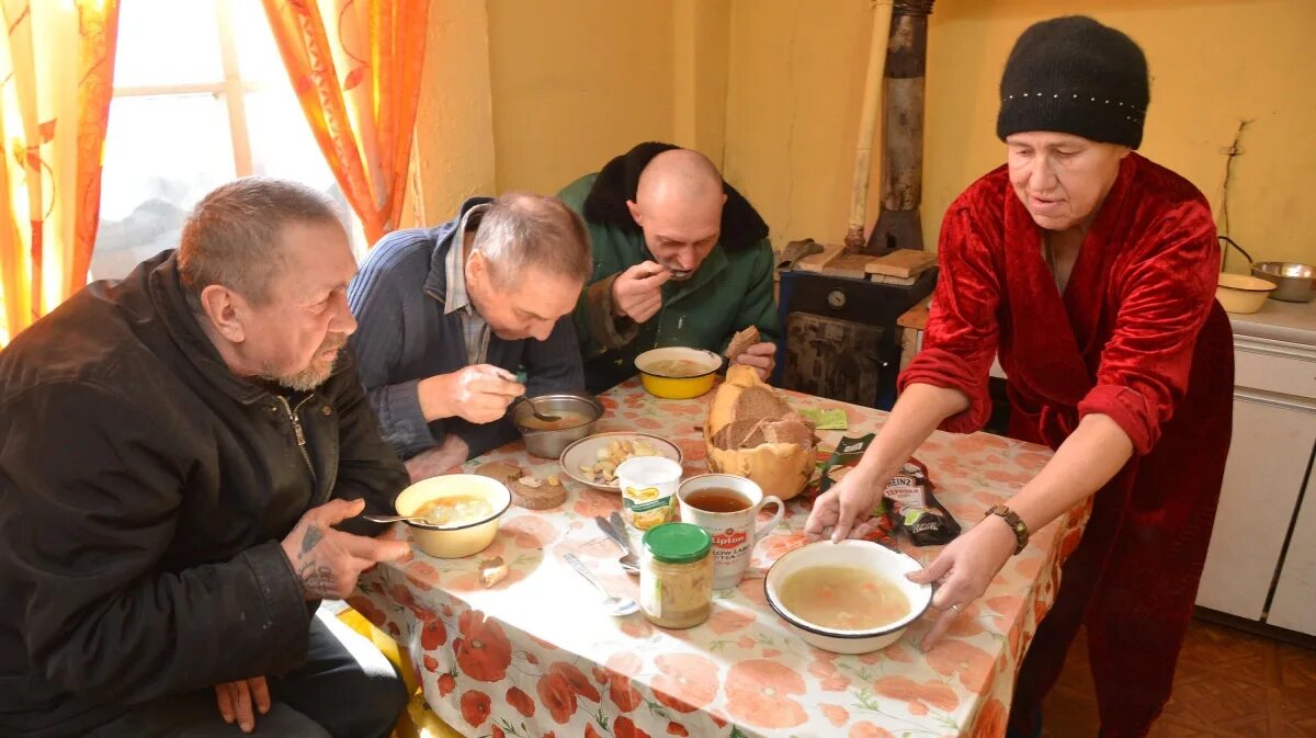 Бомжи на юбилее. Приют для бездомных людей в Воронеже. Центр для бездомных людей. Центр реабилитации бездомных.