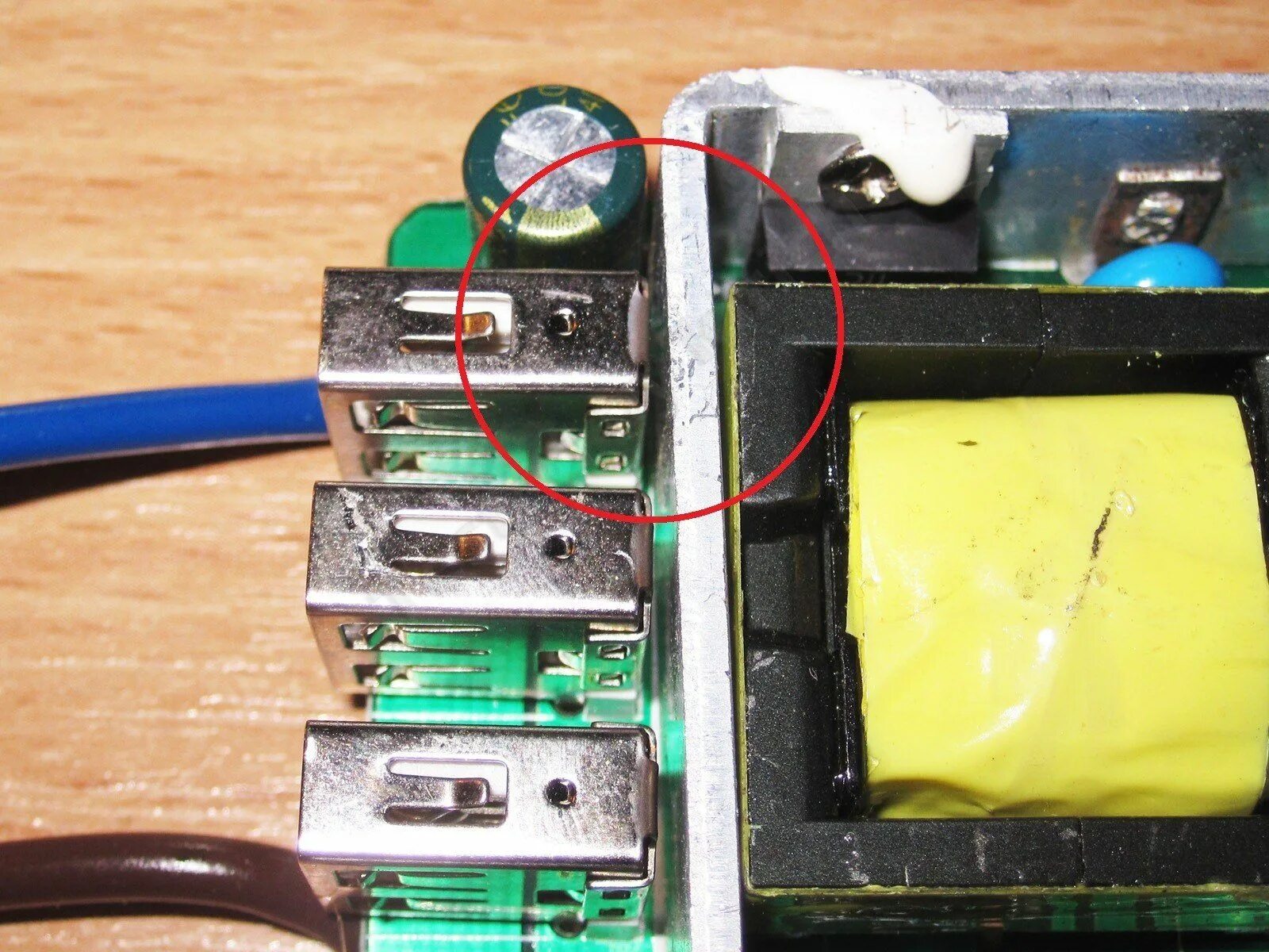 Чем отличается зарядное от блока питания. Usb блок питания 2 ампера 5 вольт. зарядное устройство для мобильника 5 вольт 3 ампера. в чём разница между зарядкой и блоком питания 5 вольт 1 а ?.