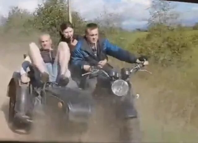 Трое на мото. Трое на мотоцикле Урал. Мотоцикл в деревне.