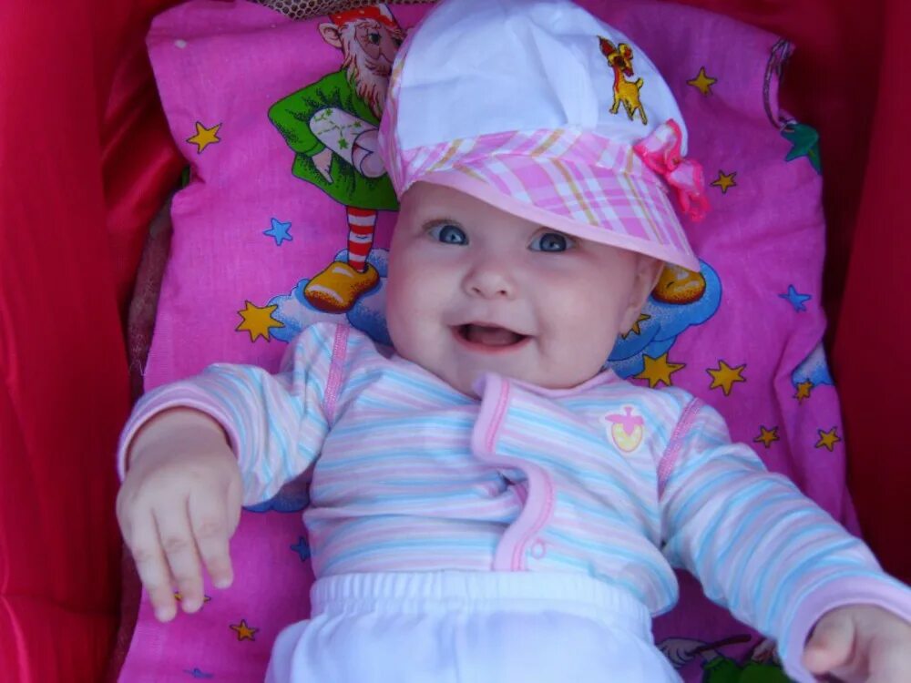 6 месяцев ребенку. Маленькая девочка 3месица. 2 месяца девочке. 2 месяца девочке. Девочка 8 месяцев красивая.