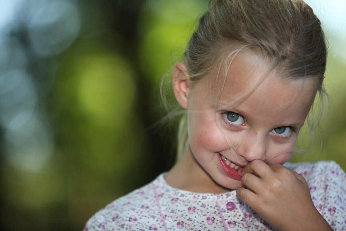 Сосание девочки ребенка. Девочка с улыбкой на лице. Девочка имеет девочку. Маленькие курящие девочки. Грудное вскармливание.