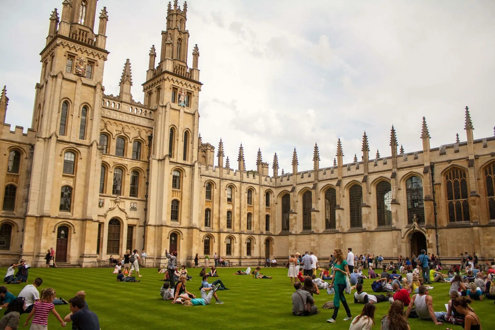Самый лучший университет в мире. Оксфордский университет Великобритания. Сити-оф-Оксфорд университет. Университет в Оксфорде 1167. Оксфорд и Кембридж.