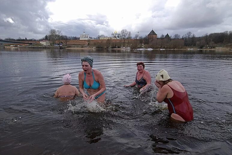 Купание в озере. Деревенские купаются. Купаемся на речке. Женщины купаются.