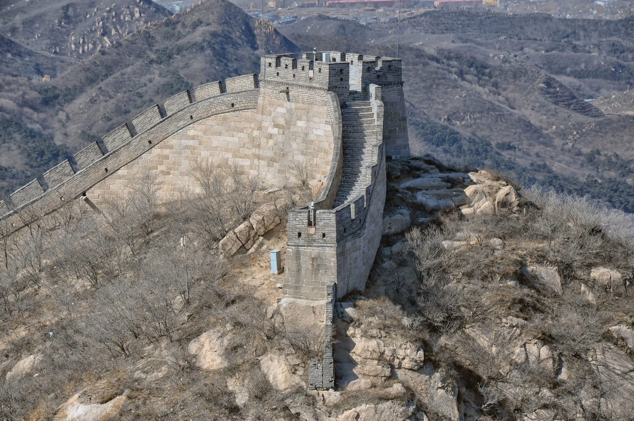 Великая китайская стена. Великая китайская стена разрушенная. Великая китайская стена холмы. Великая китайская стена при династии Цинь.