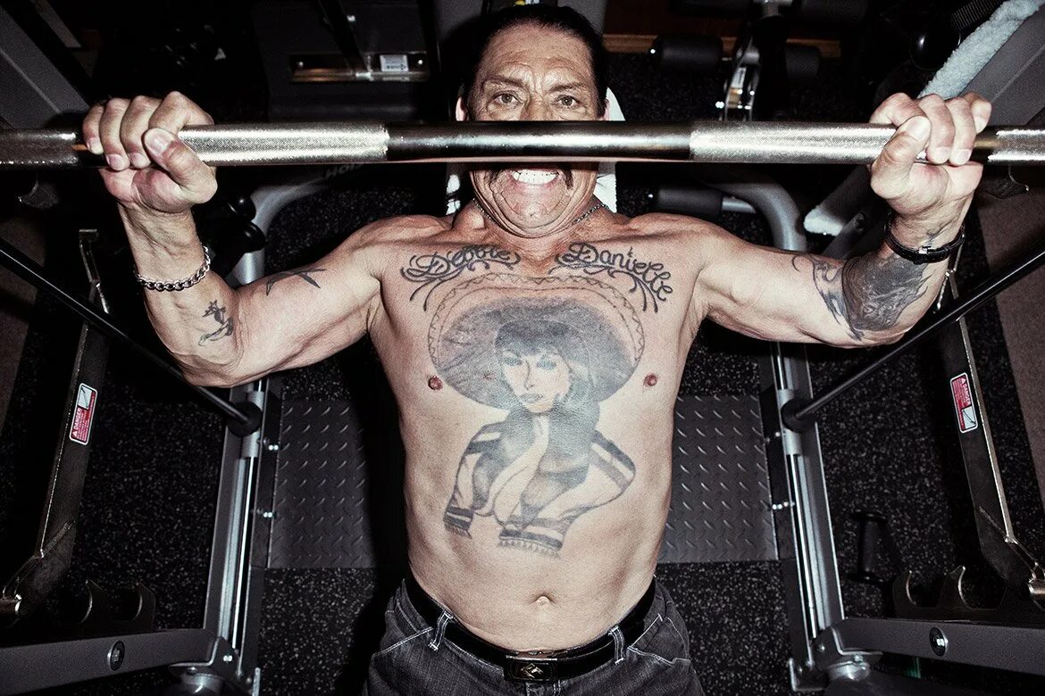 Дэнни трехо молодой. Дэнни трехо и его девушка. Татуировка дэнни дэнни трехо. Актер дэнни трехо тату. Дэнни трехо с женой в бассейне.