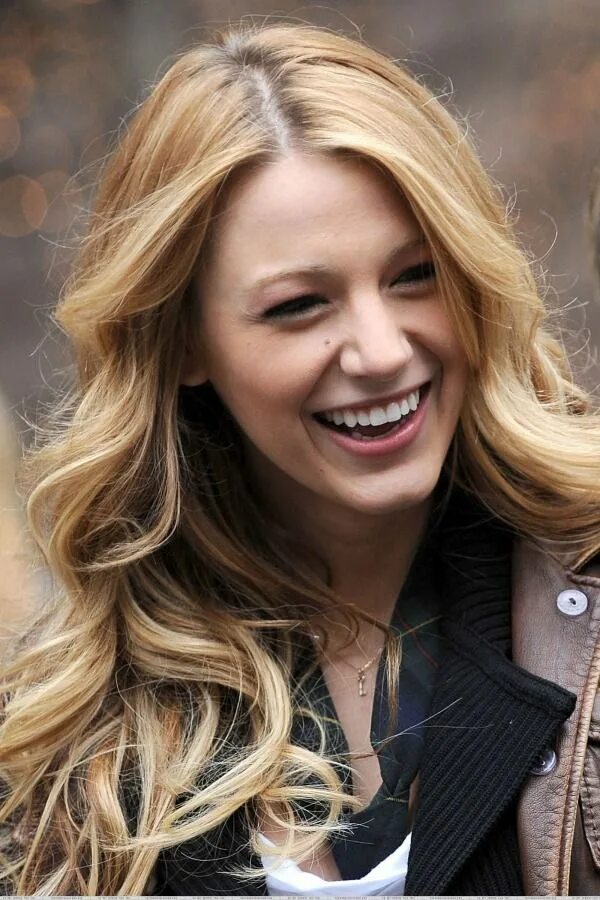 High blonde. Blake Lively. Блейк Лайвли улыбка. Блейк Лайвли смеется. Блейк Лайвли волосы.