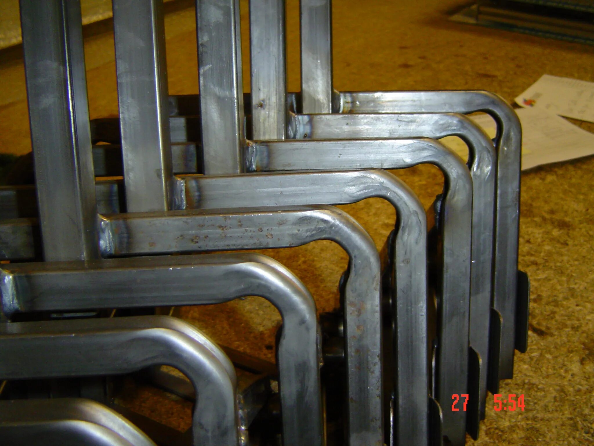 Дуги для теплицы из профильной трубы 40х20. Загиб профильной трубы 40х20. Гнутый профиль 200 угол. Гнутая профильная труба под 90 градусов. Загиб профильной трубы 40х20.