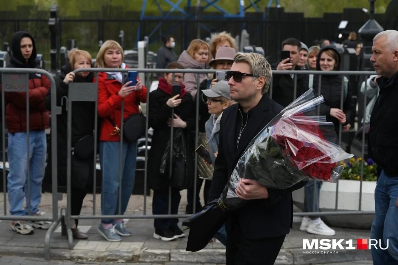 Китайцы в москве. Приехал в москву. Он приехал в москву. Х ин приезжают в москву. Он приехал в москву.