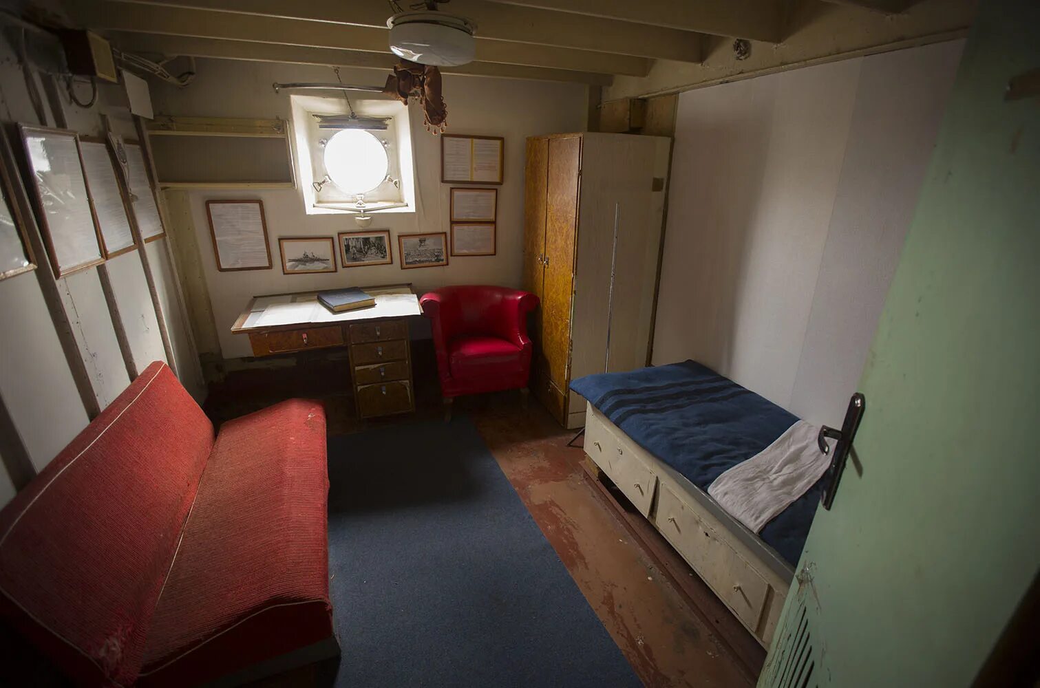 Каюта кубрик. Кубрик и каюта. Кубрики матросов на апл. Крузенштерн парусник каюта капитана. Кубрик на корабле для матросов.