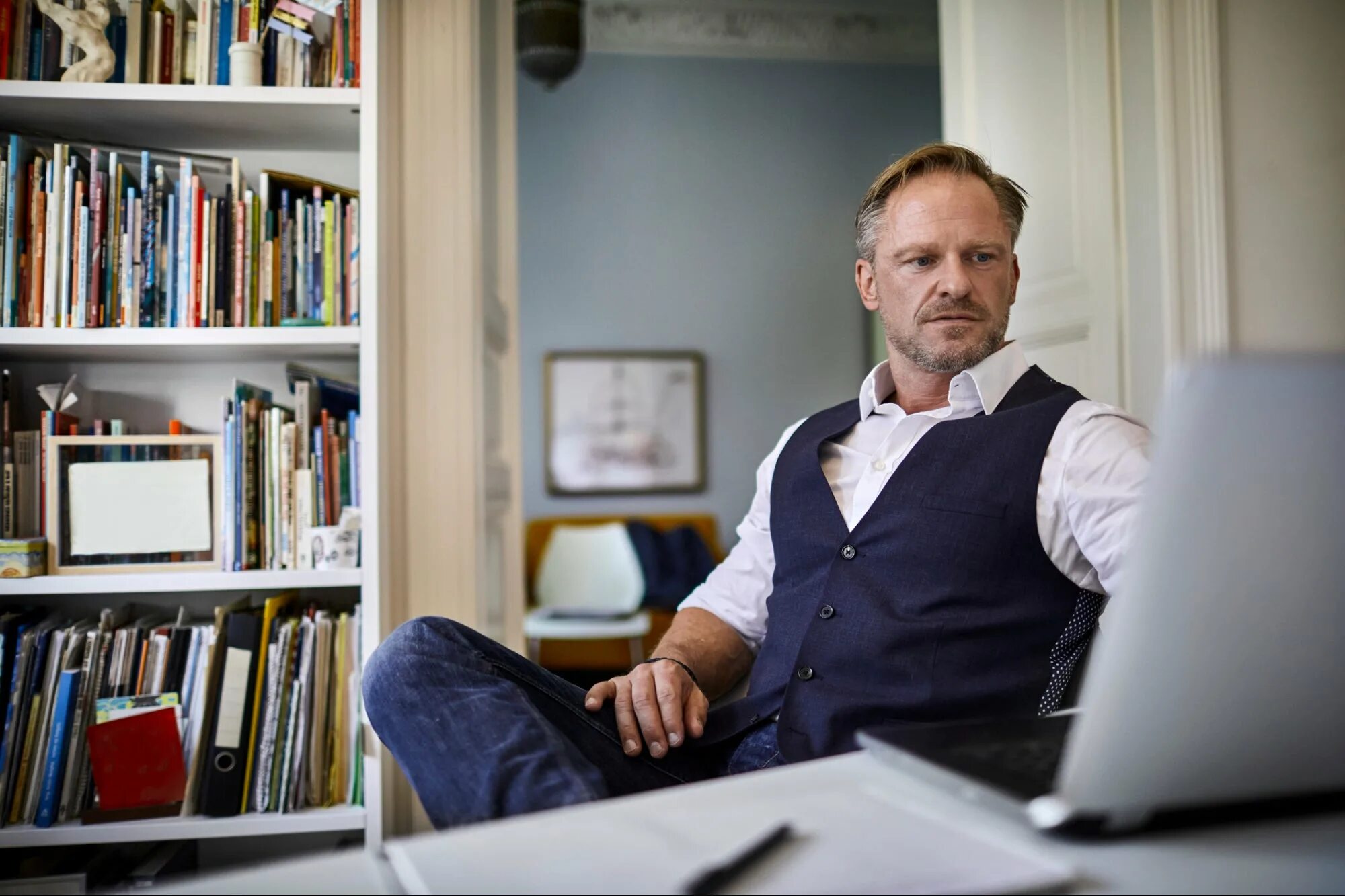 Бизнесмен с книгой. Книги прочитать бизнесмен. Книги прочитать бизнесмен. Бизнес книги. Бизнесмен с книгой.