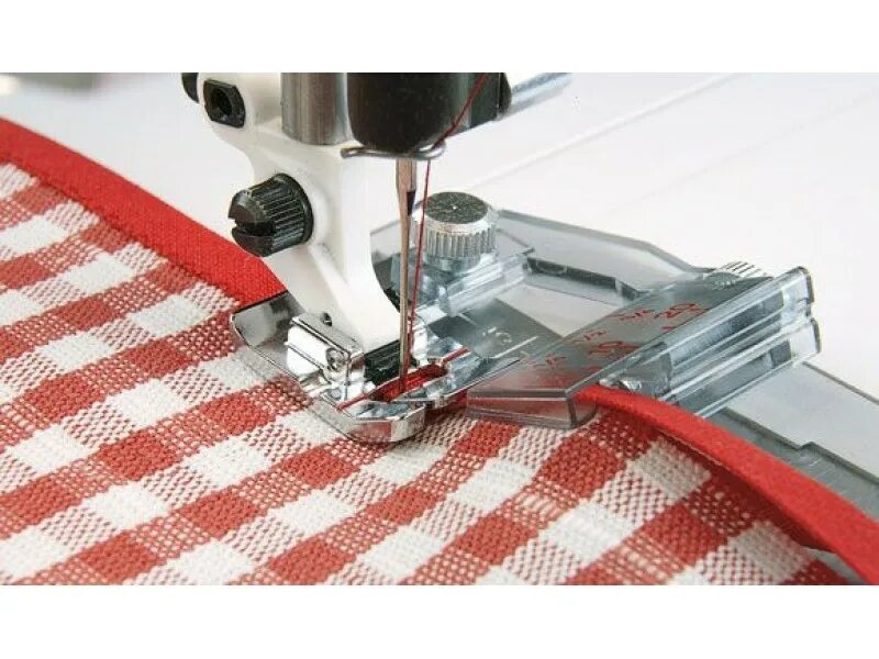 Как пользоваться косой бейкой. Обработка края прихватки косой бейкой. Косая бейка v6389. Лапка для окантовки пфафф. Обработать горловину косой бейкой.