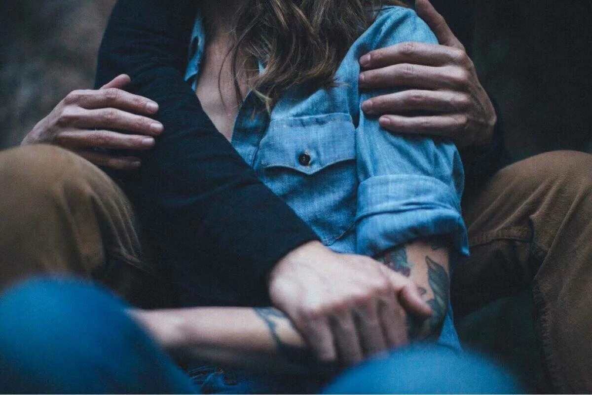 Объятия. Мужские руки обнимают. Мужская рука на плече девушки.