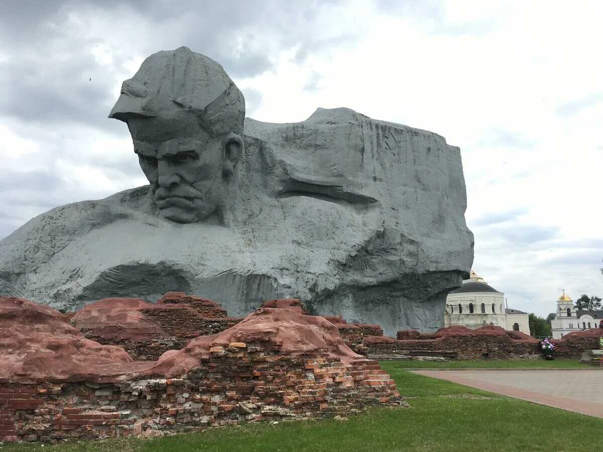 Разбитая крепость над бугом стоит. Монумент мужество в брестской крепости. брест город герой памятники. брестская крепость брест. брестская крепость памятник мужество.
