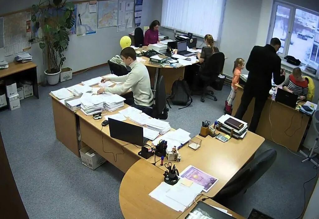 Установить камеры в офисе. Видеонаблюдение в офисе. камеры наблюдения для офиса. видеокамера в офисе. скрытая видеонаблюдение в офисе.