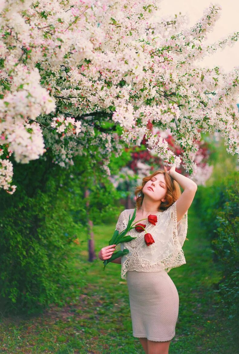 Фотосессия в цвету. Женщина в цветущем саду. Девушка в яблонях. Фотосессия в цветущих яблонях. Девушка Весна.
