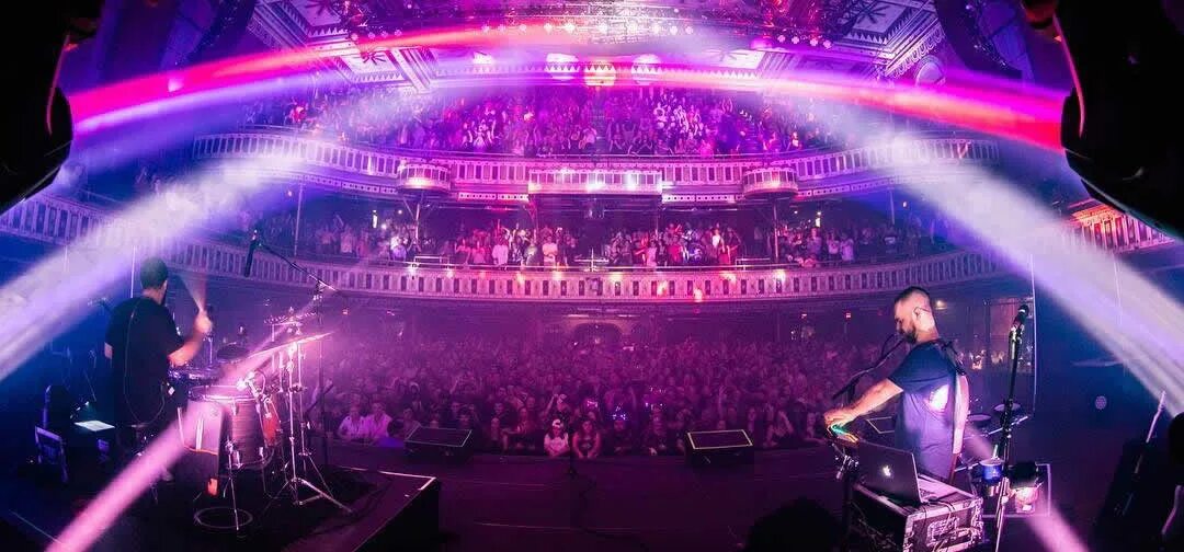 Partying is such sweet soiree. Рок музыкант на сцене. Маёвка лайф 2019. Концерт яркий. Тусовка.