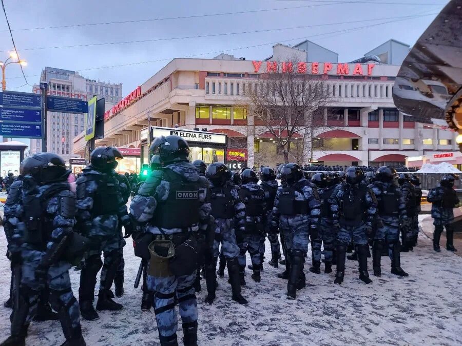 Митинги видео прямая трансляция. Митинг 31 января 2021 в СПБ. Бэтмен на митинге. Митинг 31 января с высоты. Демонстрация 31 января во Франции 2023.