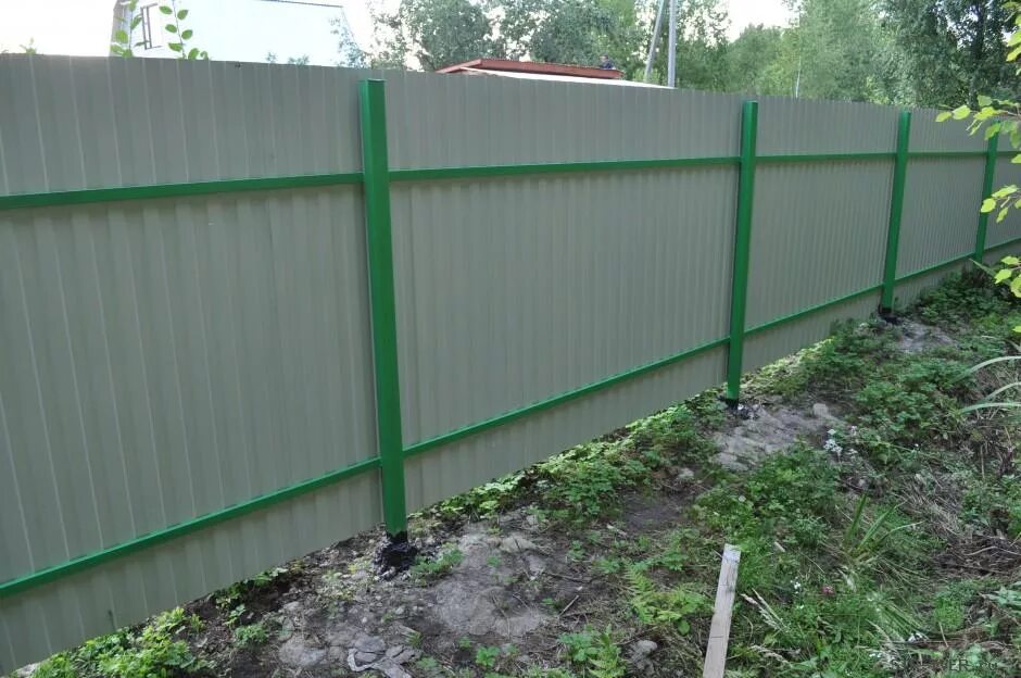 Работ установке забора профнастила. Ограждение из профилированного листа. профлист для забора. забор из металлопрофиля. забор с профлиста.