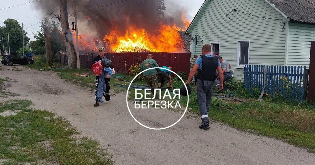 Горящий дом. Дом горит. Белая берёзка Брянская область. Дом горит фото. Обстрел березки брянская область