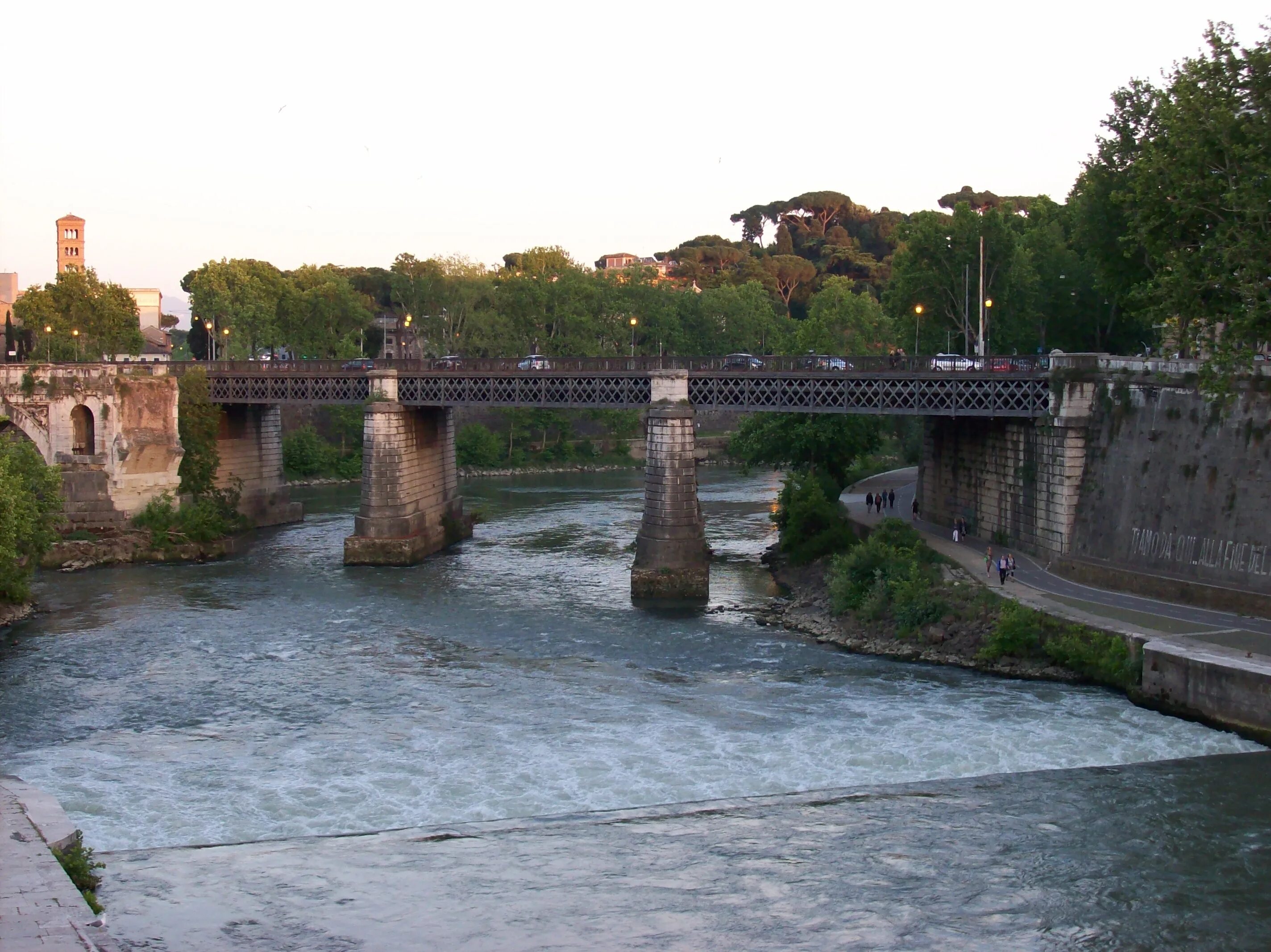 Мульвиев мост в Риме. Понте Палатино в Риме. Понте Мильвио в Риме.