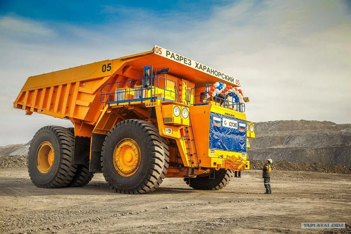 Белаз-75710 450 тонн. Белаз-75710 и машина. Белаз-75710 450 тонн. Грузовик белаз 75710. Белаз 75306.