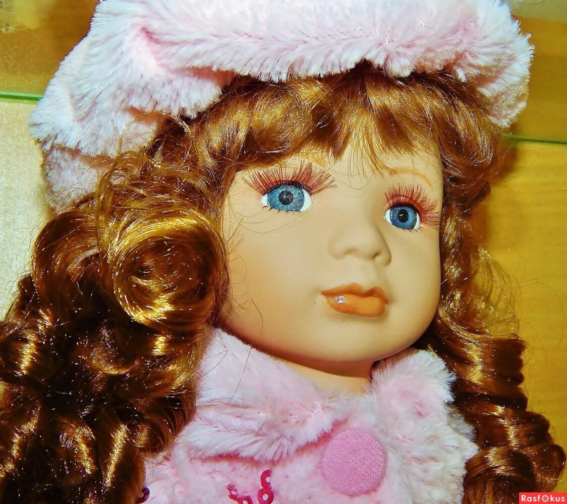 кукла с голубыми глазами