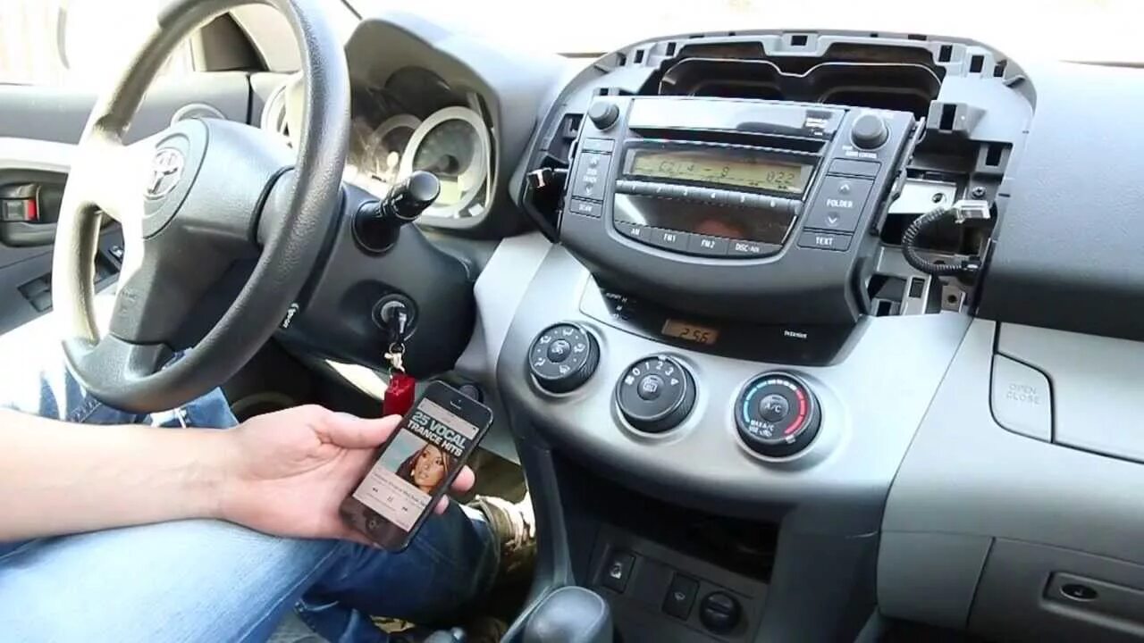 Как подключить блютуз к рав 4. Разъем для флешки в рав 4 2006. aux тойота рав 4 2007 года. тойота рав 4 aux. аукс для рав 4.
