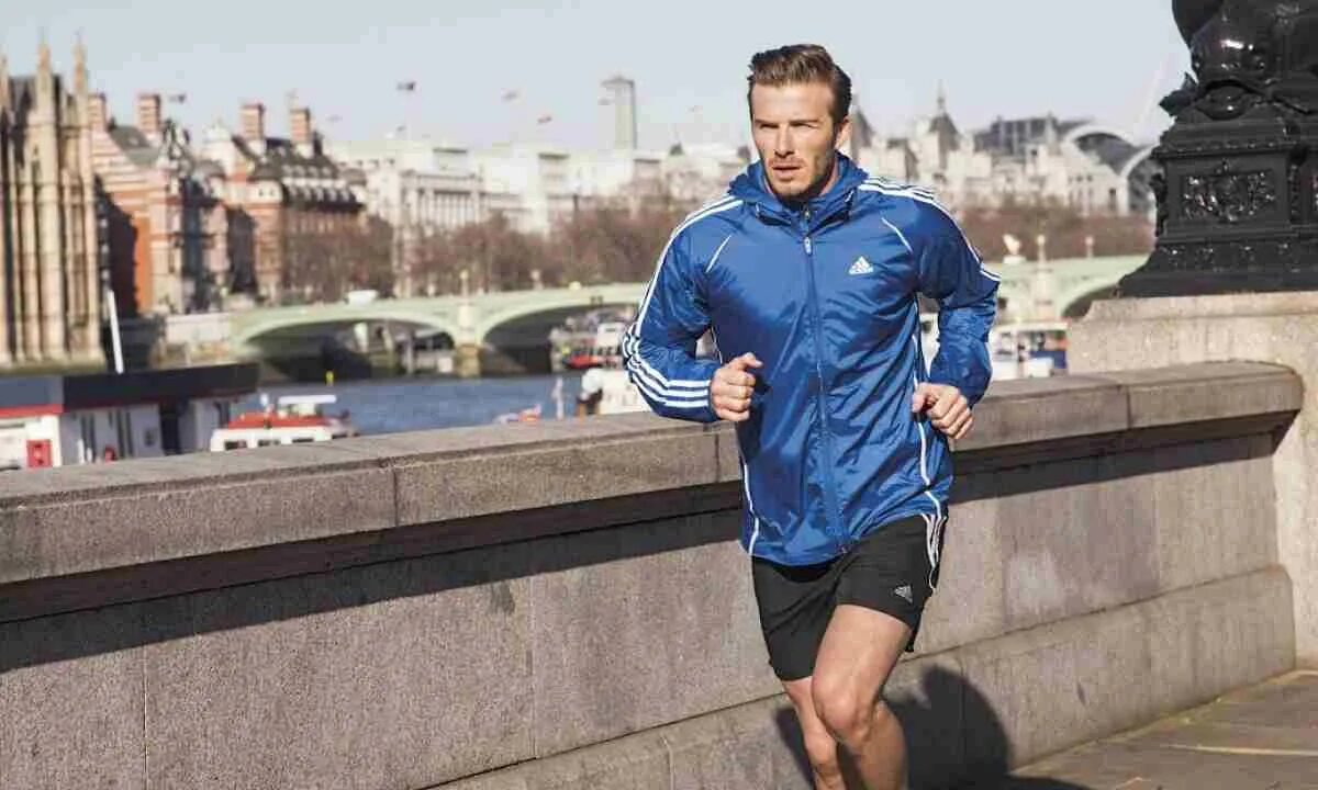 Adidas David Beckham. Дэвид Бекхэм в спортивном костюме. Дэвид Бекхэм одежда. Спортивная одежда для мужчин. Адидас реальная биография