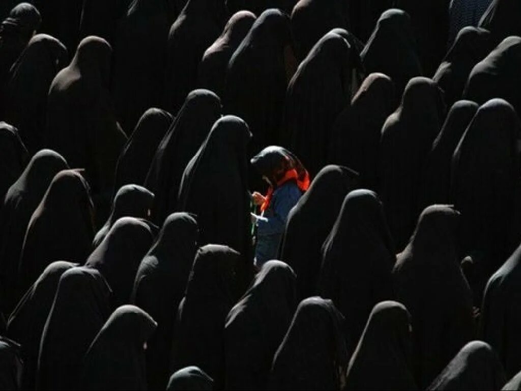 один среди многих. человек толпы. один из толпы. светящийся человек в толпе. один среди многих.