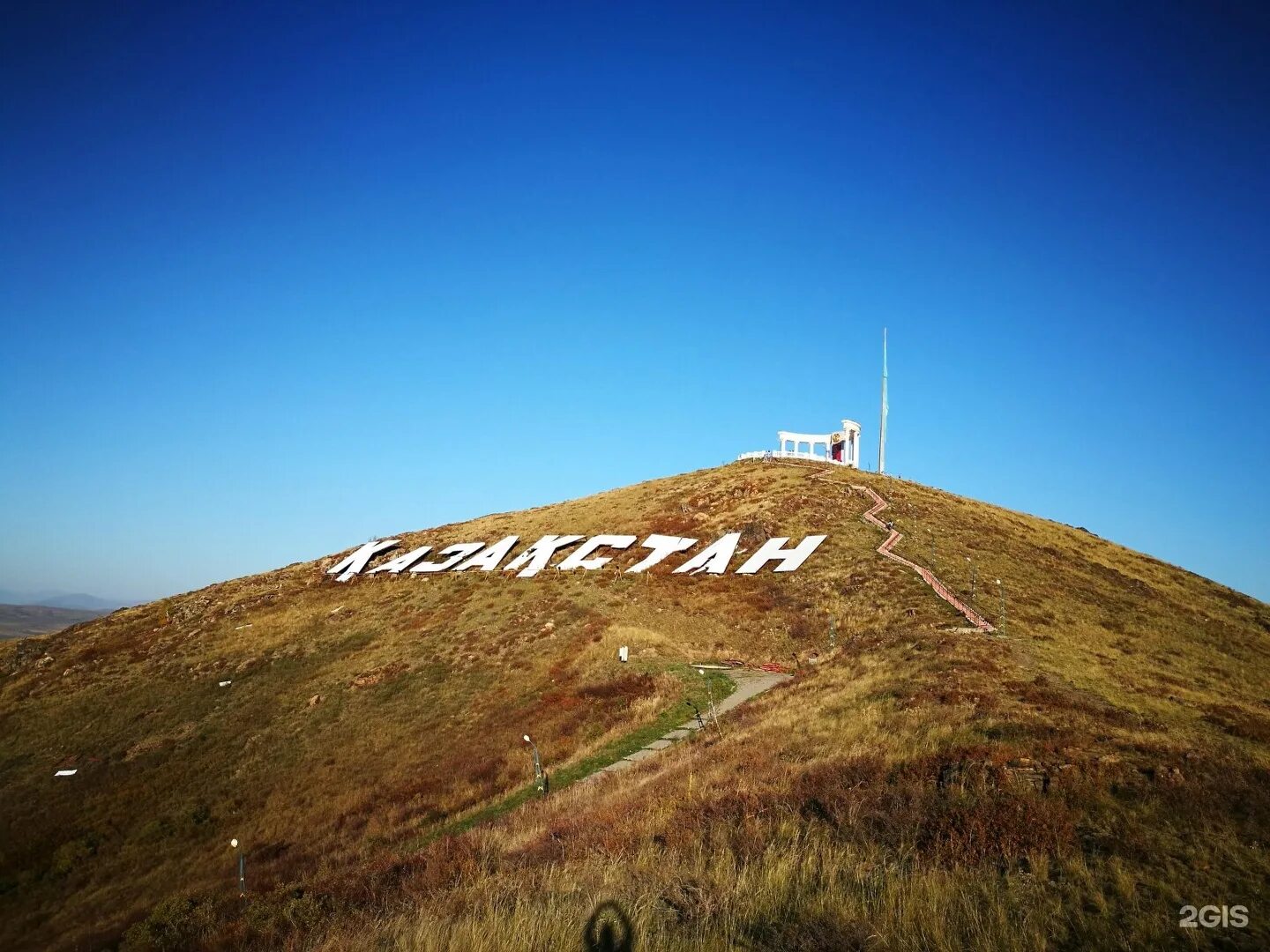 Озон казахстан усть каменогорск. Усть-Каменогорск гора Казахстан. Горы Усть Каменогорска. Усть Каман Казахстан. Усть Каменогорск смотровая.