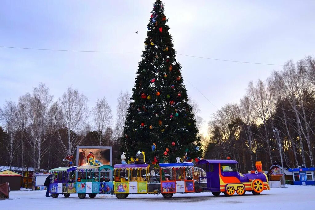 Парк маяковского екатеринбург новогодний. Елка в парке маяковского екатеринбург. Маяковский елка. Новогодняя ель. Постер маяковский.