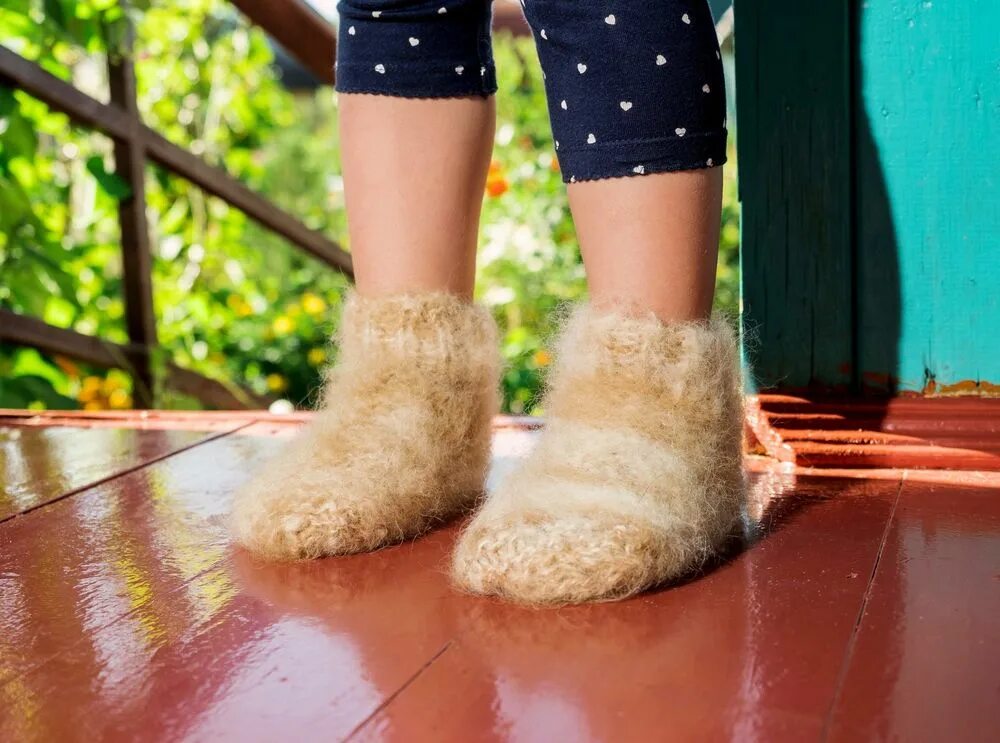 Шерстяные носки. Пуховые носочки. Детские пуховые носочки. В носочках шерстяных ноги.