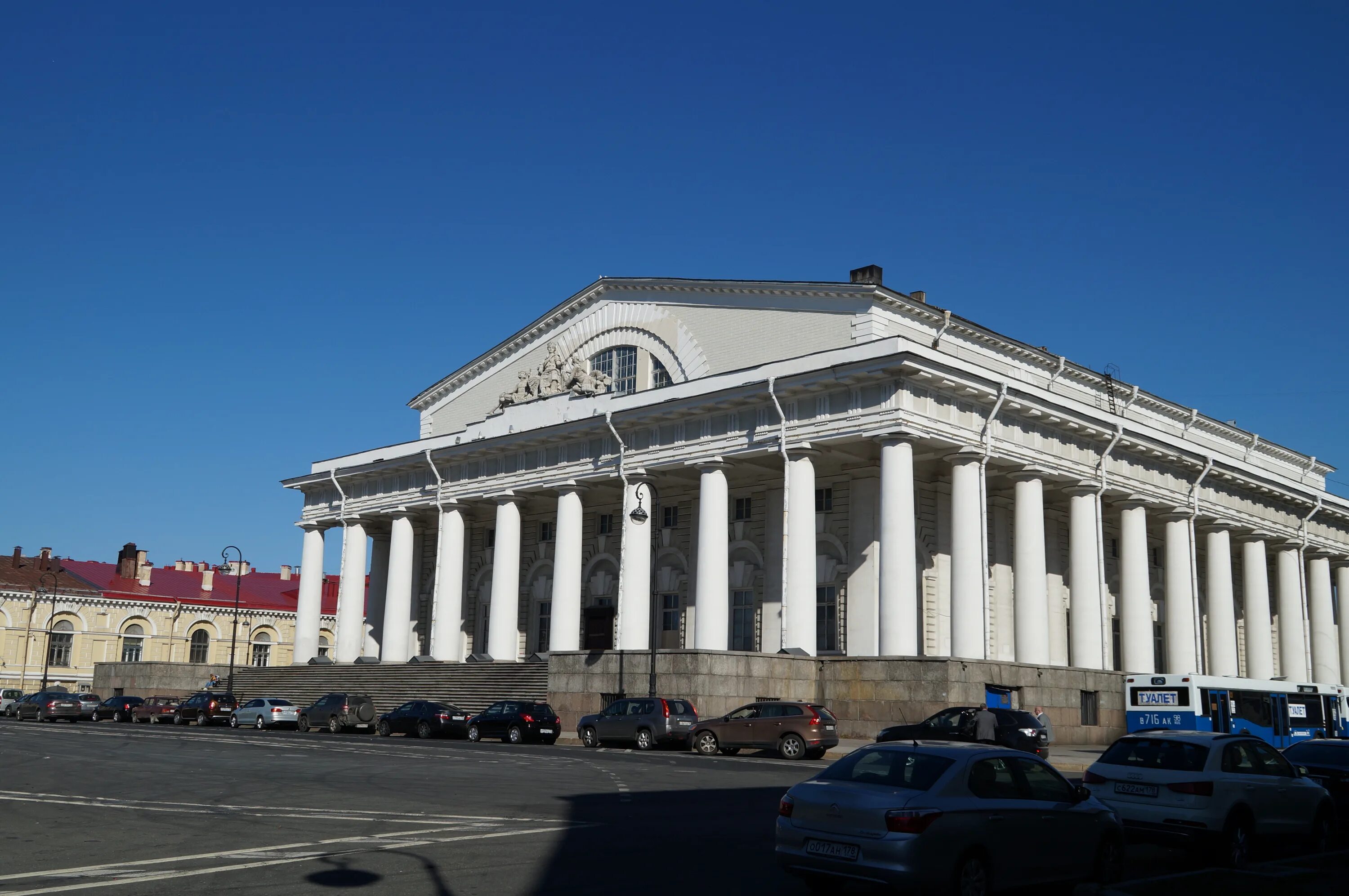 Здание биржи спб. Здание биржи в Копенгагене. Здание биржи в Санкт-Петербурге. Здание биржи бёрсен. Тома де томон фондовая биржа.