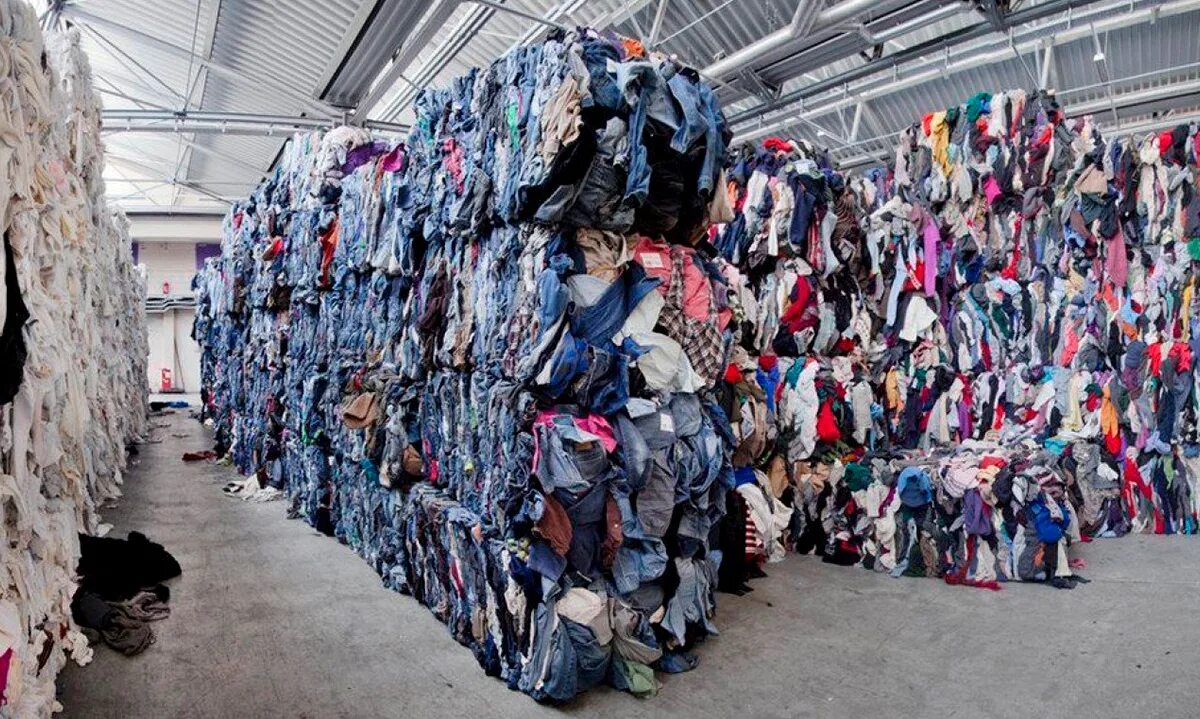 Куда старую одежду. Выброшенные вещи. Контейнер для сбора одежды для благотворительного фонда. Куча вещей. Ненужные вещи.