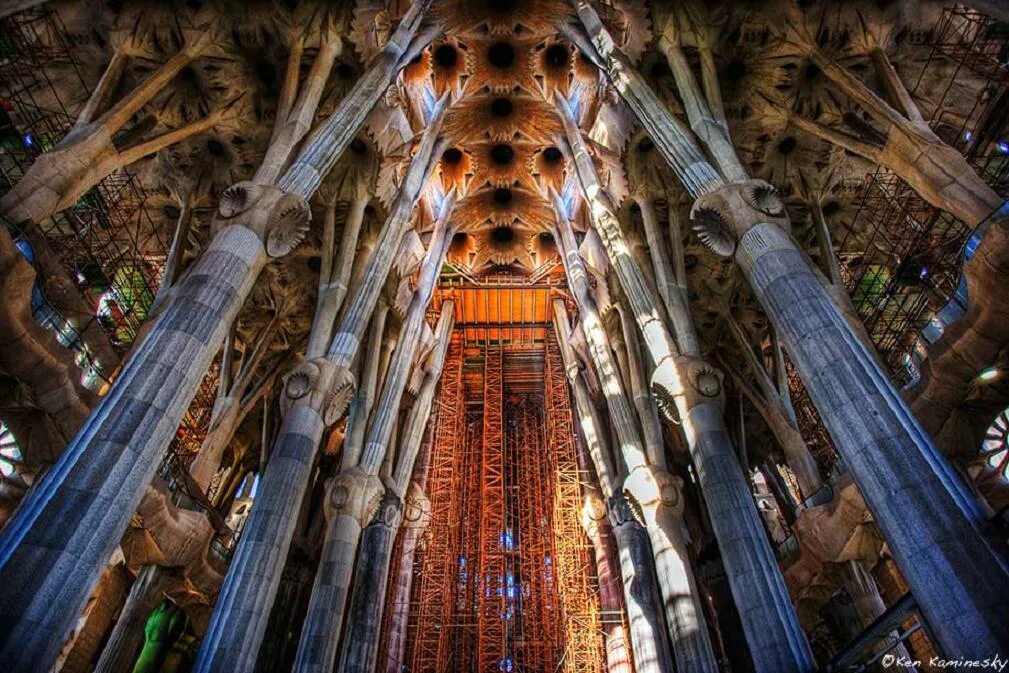 саграда фамилия стиль. гауди саграда. барселона sagrada familia. гауди барселона саграда. саграда фамилия в барселоне.