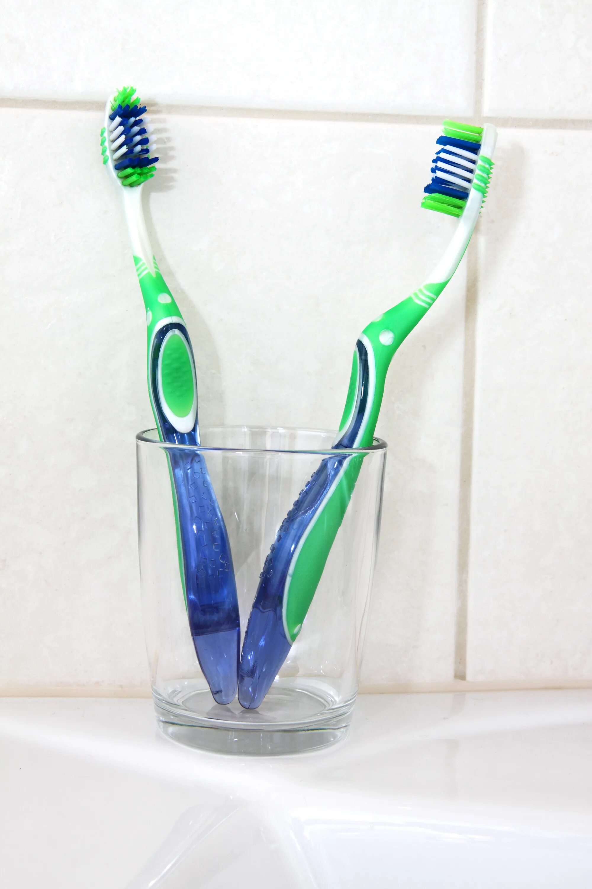 Производители зубных щеток. Зубная щётка электрическая y Brush 2023. Необычные зубные щетки. Стаканчик для зубных щеток.