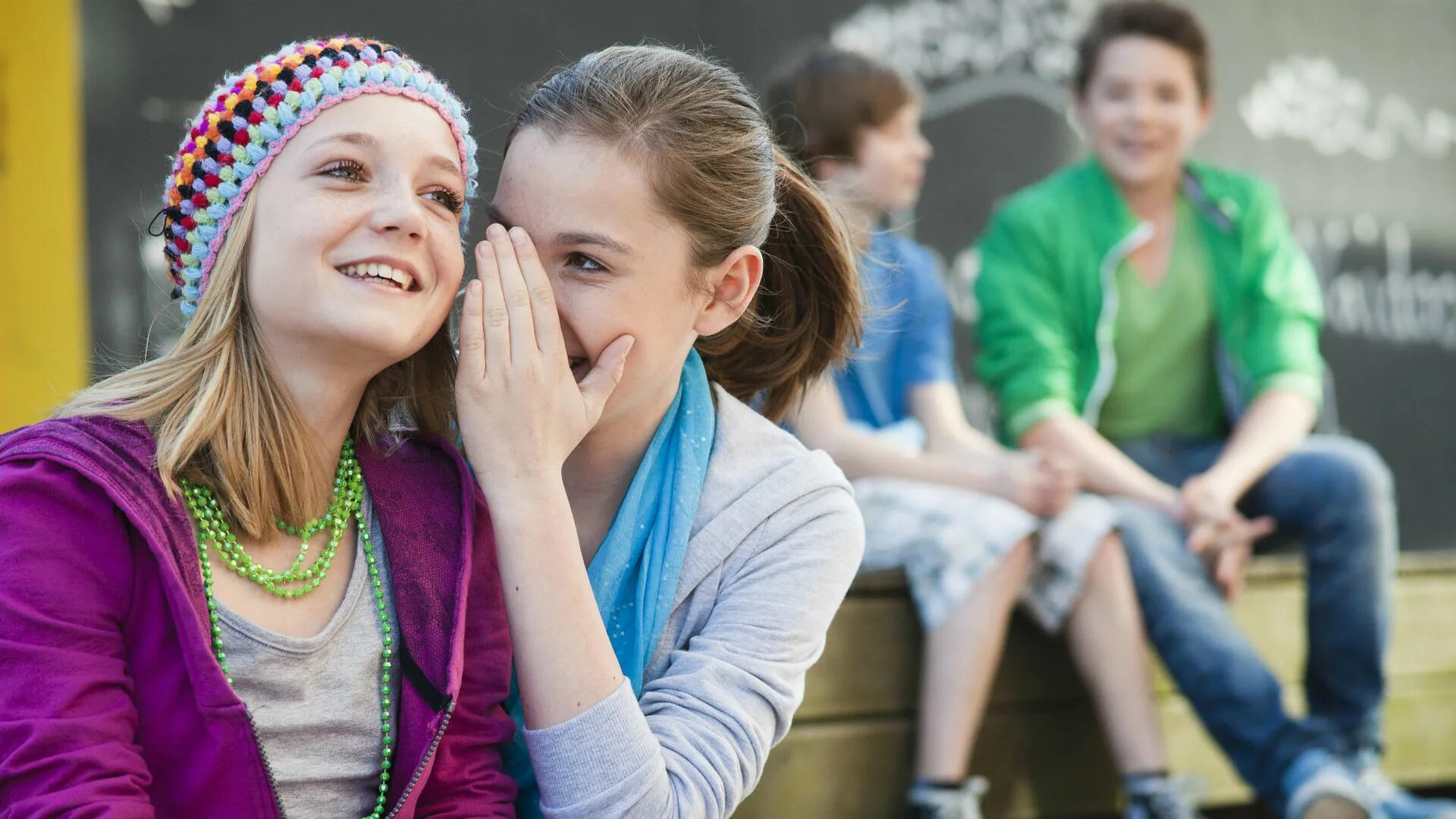 С уважением коллектив. Дружный коллектив. Подросток со сверстниками. Молодые люди. Язык подростков.