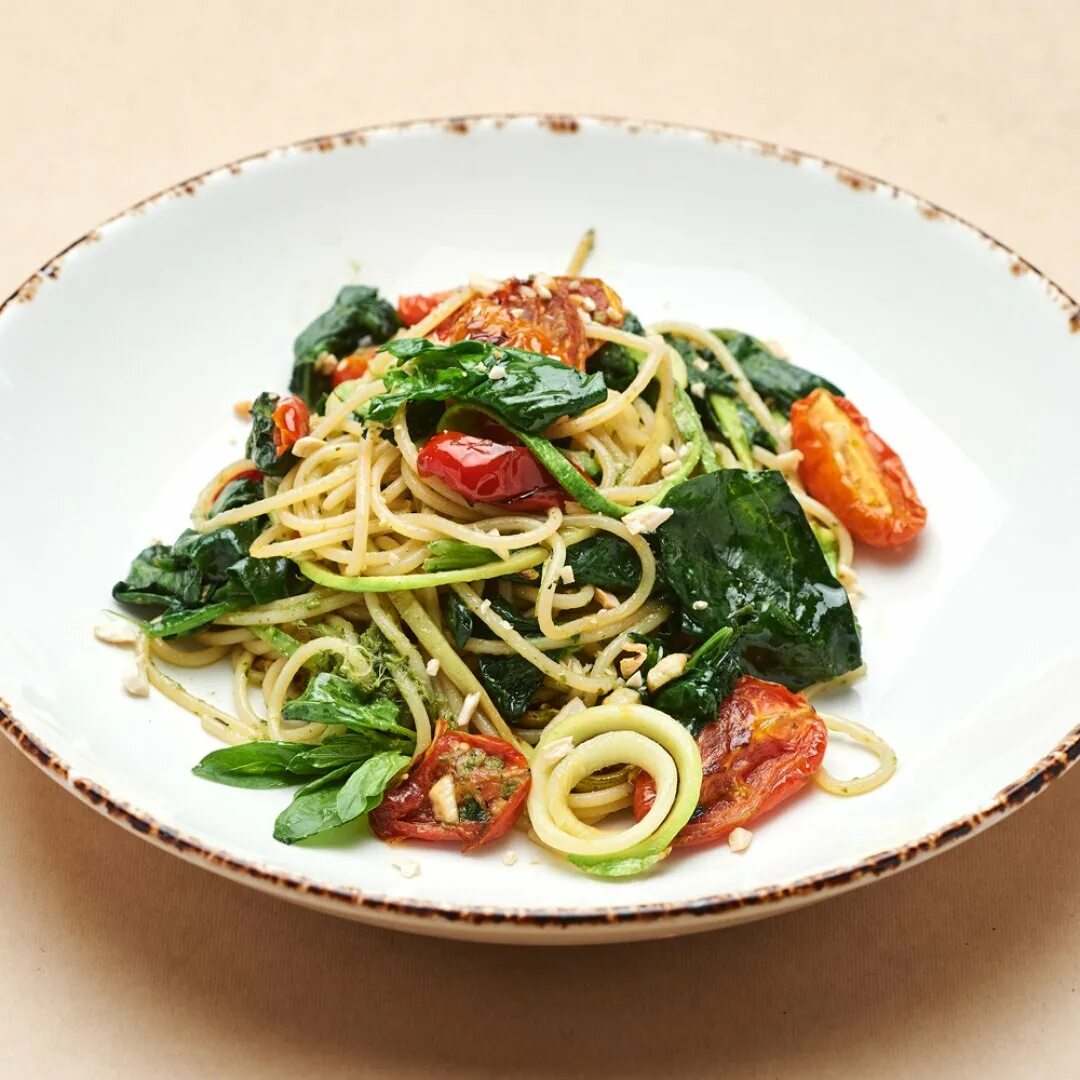 Спагетти с песто. Паста со шпинатом. Макароны со шпинатом рецепт. Макароны со шпинатом. Тальятелле паста со шпинатом.