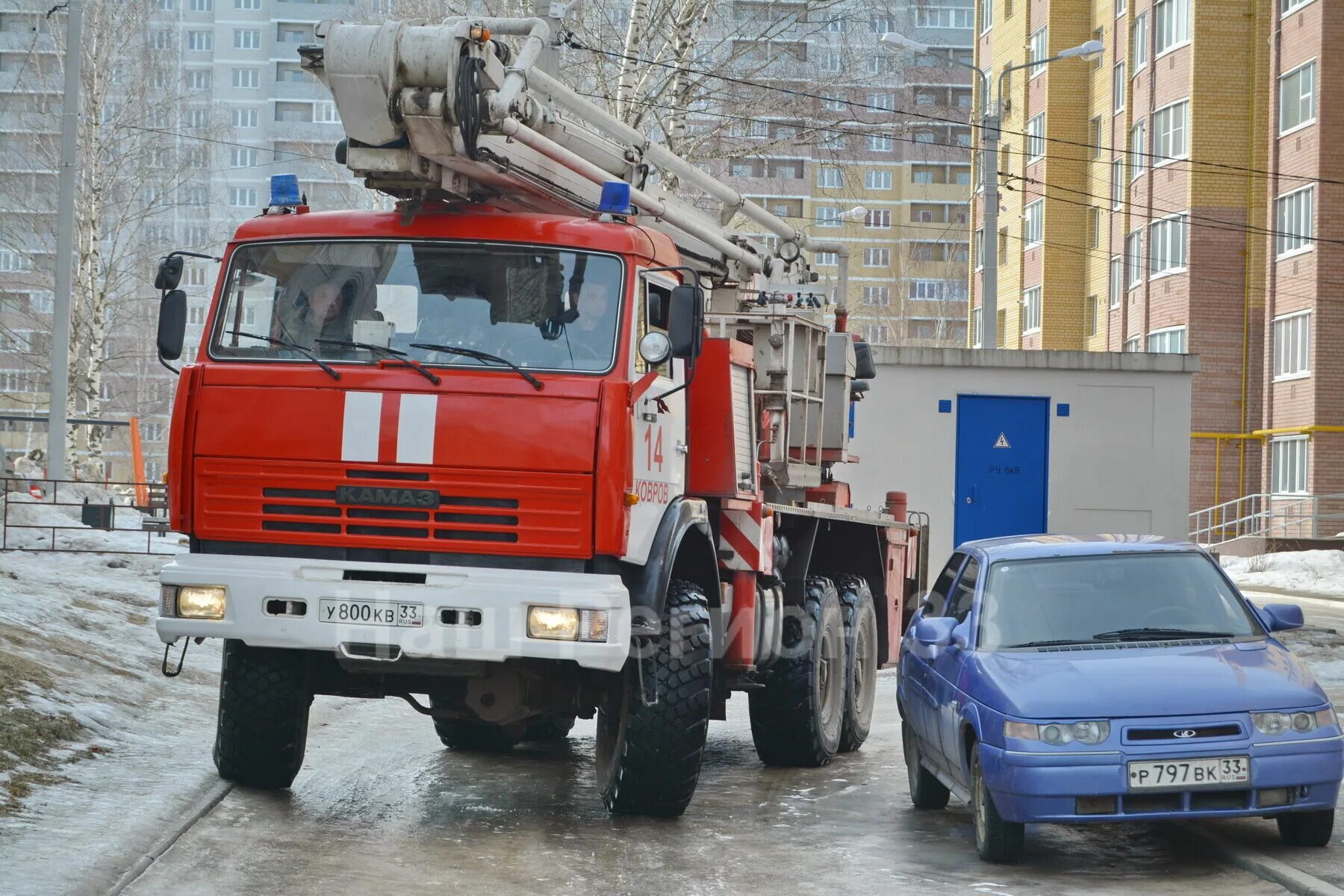 Пожарная машина во дворе. Уступи дорогу пожарной машине. Проезд для пожарной машины. GJ;fhyfz DJ ldjht.