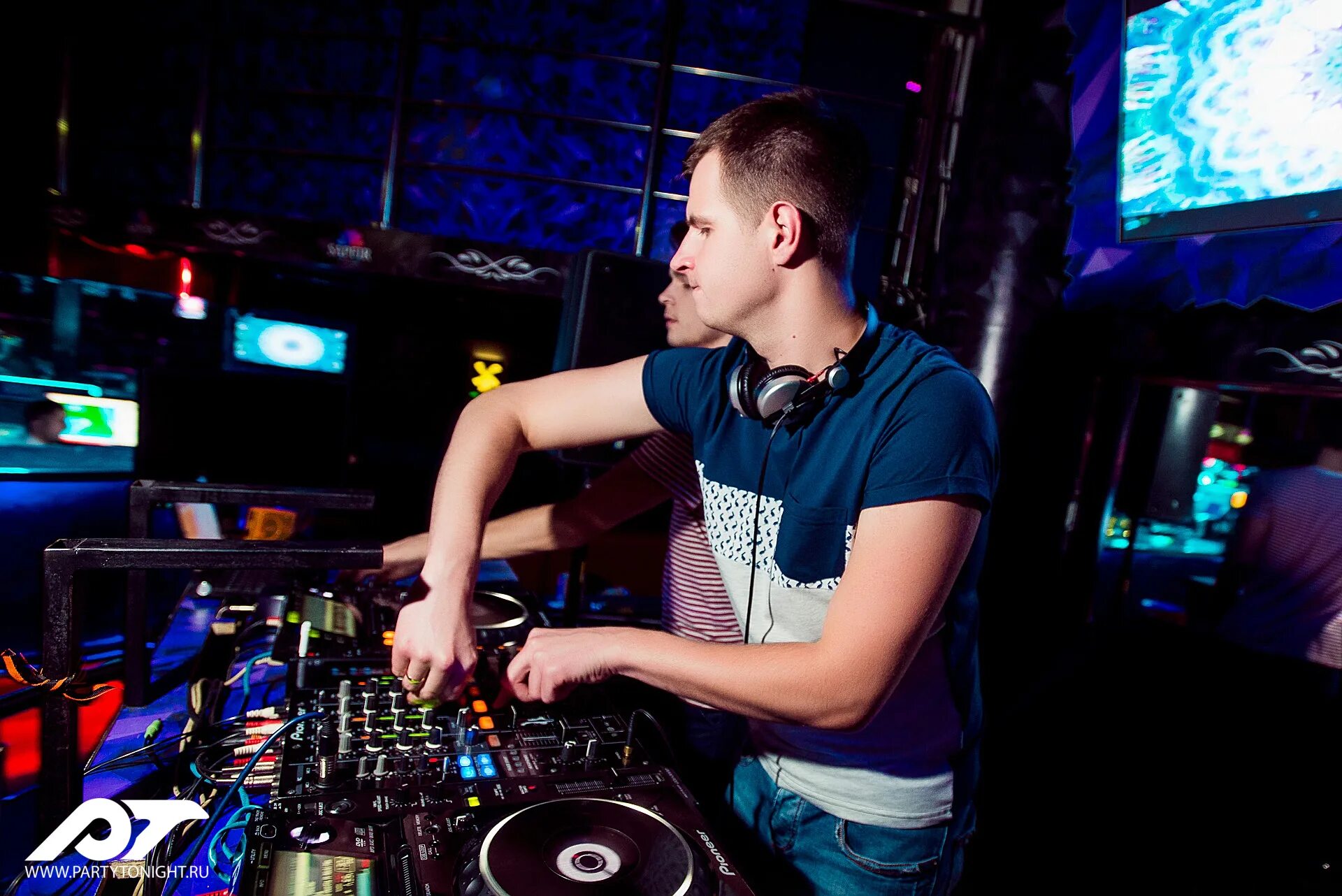 диджей дуэт. Dj наумов тула. дуэт диджеев. дуэт диджеев. диджей делошоу.