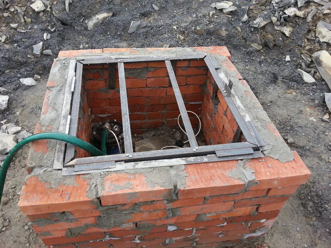 Кессон из кирпича. Приямок для скважины из кирпича. приямок кессон шлакоблок. кирпичный кессон для скважины. кессон для скважины из кирпича.