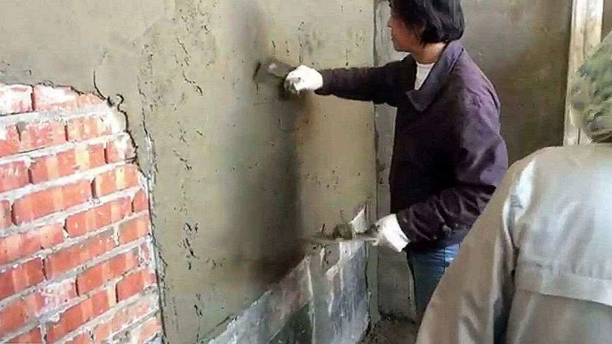 Штукатурка стен кирпичного дома. Оштукатуривание кирпичных стен. Кирпичная стена со штукатуркой. Штукатуренная кирпичная стена. Штукатурка монтажной пены.