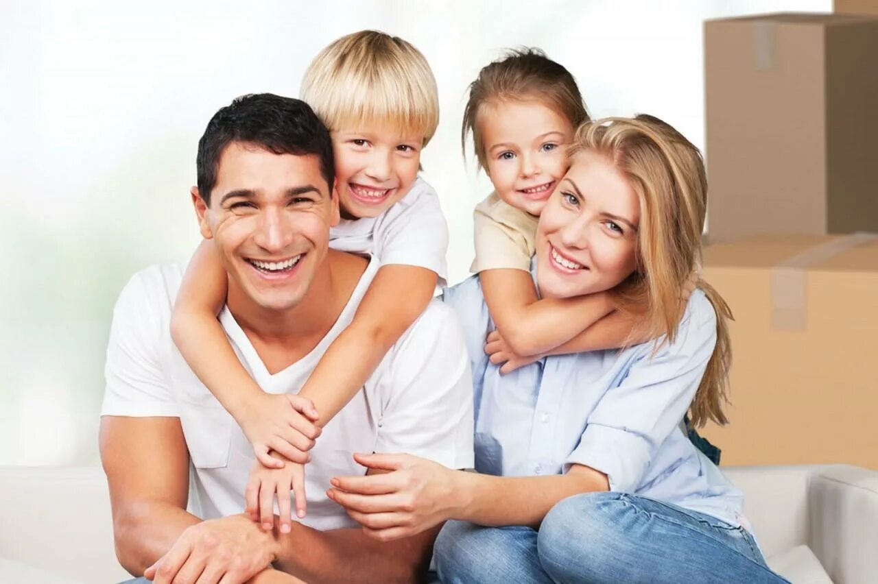 Семейная ипотека для семей с 2 детьми. Молодая семья. Счастливая семья. Счастливая молодая семья. Молодежь и семья.