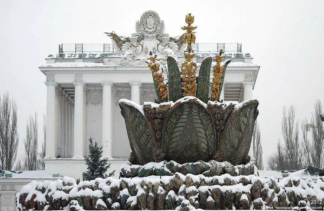 Каменный цветок москва. Ввц фонтан каменный цветок. Фонтан каменный цветок в москве. Фонтан самоцветы вднх. Каменный цветок вднх.